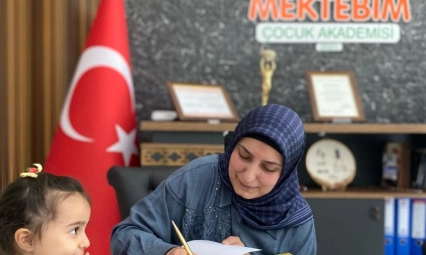 Siyasetçi-Eğitimci-Yazar Asuman Sarıtaç çocuk kitaplarını imzaladı.