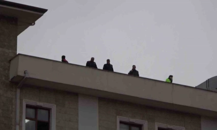 Valilik binasına çıkarak intihar teşebbüsünde bulunan şahıs ikna edildi