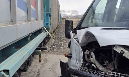 Van'da faciadan dönüldü: Tren ile okul servisi çarpıştı