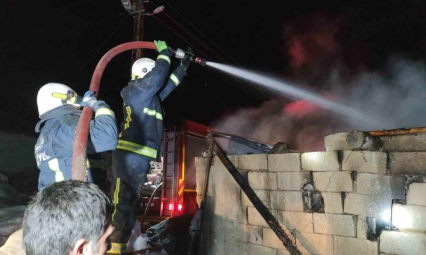 Van'da korkutan ahır yangını: 3 inek son anda kurtarıldı