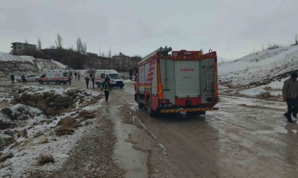 Van'da otomobil dereye uçtu: 3 yaralı