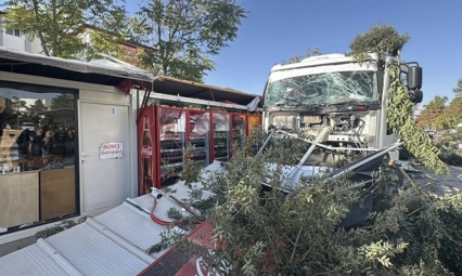 Fieni arızalanan kamyon 7 konteyner iş yerine çarptı