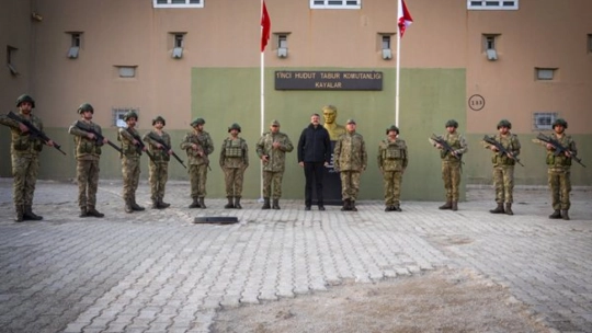 Sınır Hattında İnceleme: Çelik ve Topaloğlu Askerlere Başarı Diledi