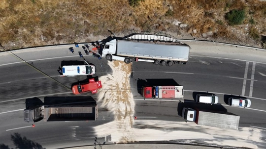 Darende'de Tır Devrildi: Sürücü Ağır Yaralandı