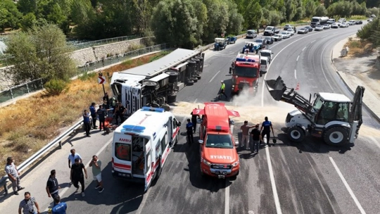Darende'de Tır Devrildi: Sürücü Ağır Yaralandı
