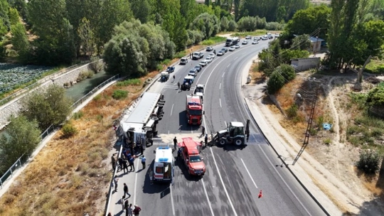 Darende'de Tır Devrildi: Sürücü Ağır Yaralandı