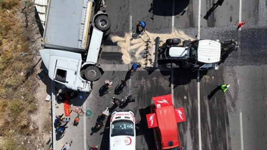 Darende'de Tır Devrildi: Sürücü Ağır Yaralandı