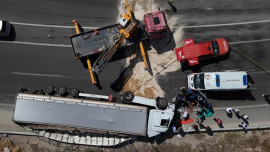 Darende'de Tır Devrildi: Sürücü Ağır Yaralandı
