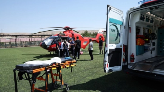 Darende'de Tır Devrildi: Sürücü Ağır Yaralandı