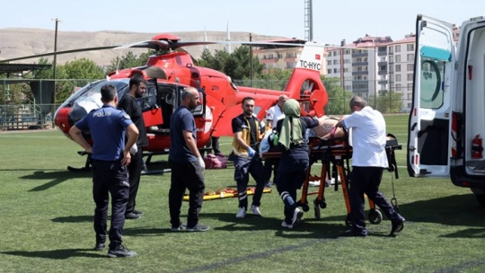 Darende'de Tır Devrildi: Sürücü Ağır Yaralandı