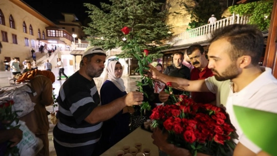 Mevlid Kandili Coşkusu: Camiler Dolup Taştı