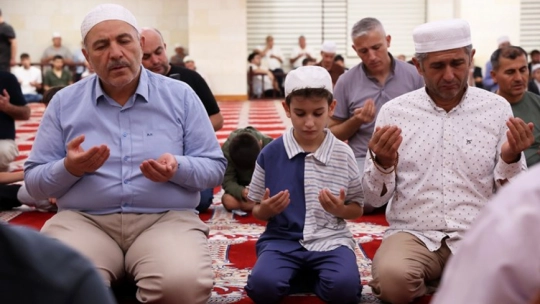 Mevlid Kandili Coşkusu: Camiler Dolup Taştı