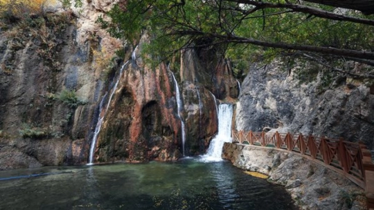 Günpınar Şelalesi sonbahar renklerine büründü