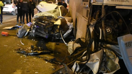 Buhara Bulvarı'nda Feci Kaza: 2 Ölü, 3 Yaralı