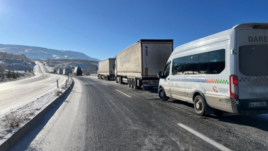 Malatya-Kayseri kara yolundaki buzlanma ulaşımı aksattı
