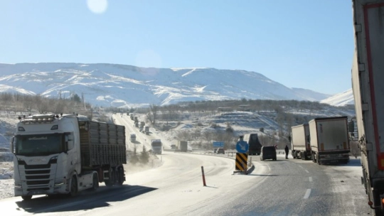 Malatya-Kayseri kara yolundaki buzlanma ulaşımı aksattı