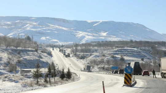 Malatya-Kayseri kara yolundaki buzlanma ulaşımı aksattı