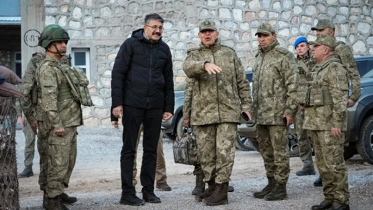 Sınır Hattında İnceleme: Çelik ve Topaloğlu Askerlere Başarı Diledi