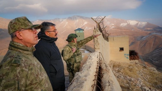 Sınır Hattında İnceleme: Çelik ve Topaloğlu Askerlere Başarı Diledi