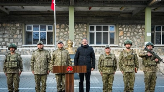 Sınır Hattında İnceleme: Çelik ve Topaloğlu Askerlere Başarı Diledi