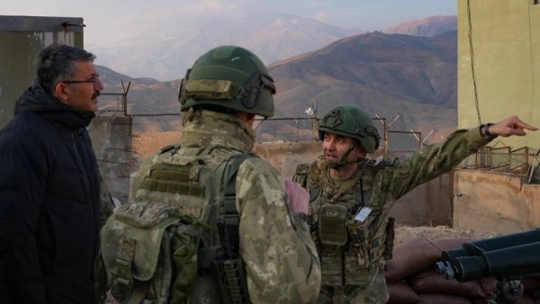 Sınır Hattında İnceleme: Çelik ve Topaloğlu Askerlere Başarı Diledi