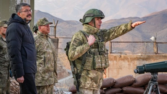 Sınır Hattında İnceleme: Çelik ve Topaloğlu Askerlere Başarı Diledi