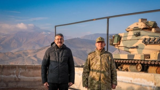 Sınır Hattında İnceleme: Çelik ve Topaloğlu Askerlere Başarı Diledi