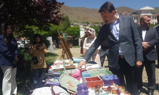 Kadınların hazırladığı el sanatları sergisi açıldı