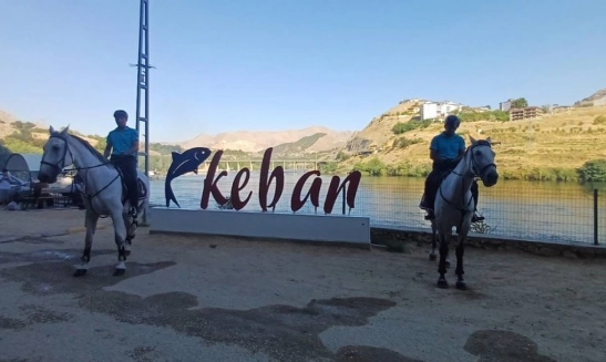 Keban'da atlı jandarma timi devriye yaptı