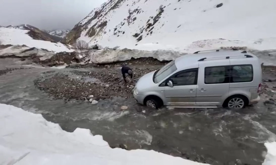 Menfez olmayan yolda sel: Araçlar mahsur kaldı