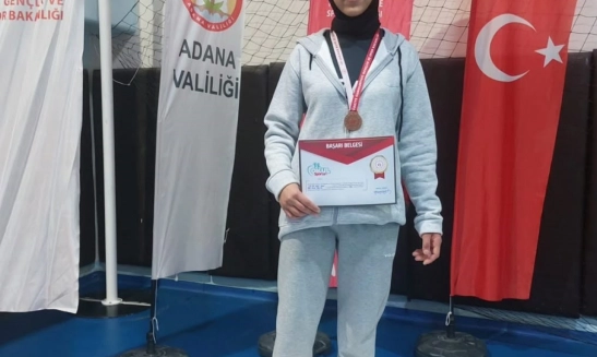 Özalplı öğrenci bilek güreşinde Türkiye üçüncüsü oldu