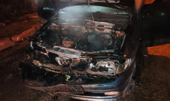 Park halindeki otomobil alev alev yandı