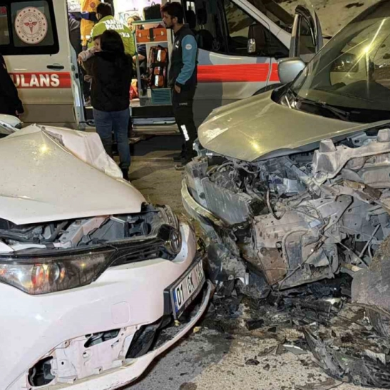 Adıyaman'da otomobil ile hafif ticari araç çarpıştı: 3 yaralı