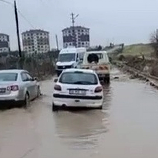 Adıyaman'da yol göle döndü