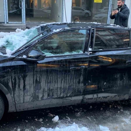Bingöl'de çatıdan düşen kar otomobile zarar verdi