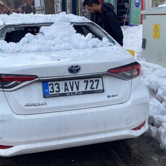 Bingöl'de çatıdan düşen kar otomobile zarar verdi