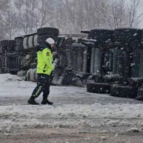 Bingöl'de tır devrildi: 1 yaralı
