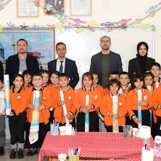 Çatak'ta öğrencilere dünya ve Türkiye haritaları dağıtıldı
