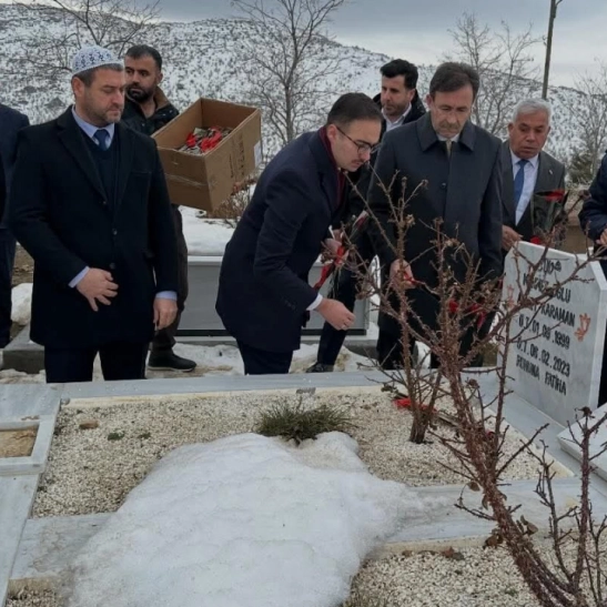 Deprem şehitleri kabirleri başında dualarla anıldı