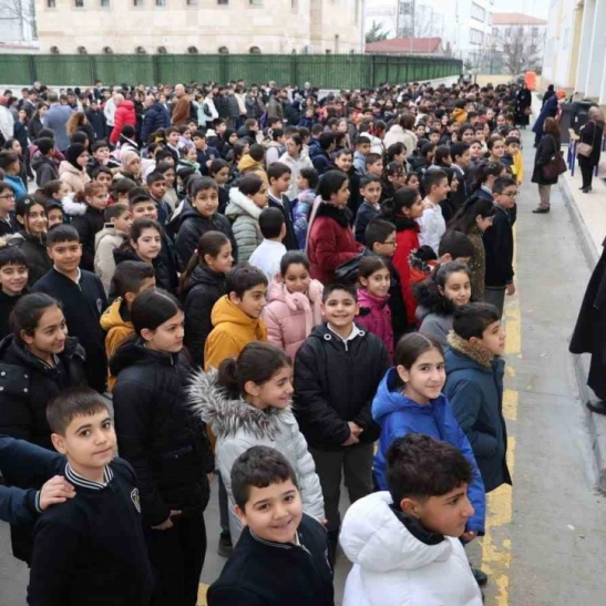 Depremde hayatını kaybedenler Elazığ'daki okullarda anıldı
