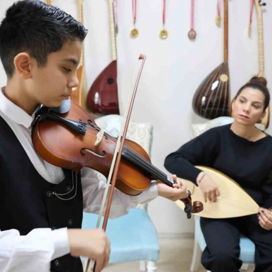 Depremden sonra müziğe sarılan anne çocuklarıyla üç enstrüman çalıyor