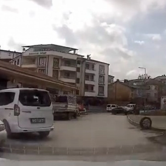 Elazığ'da kaza ucuz atlatıldı: Saniyelerle ölümden döndü