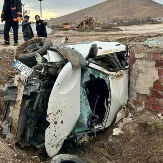 Elazığ'da otomobil aydınlatma direğine çarptı: 2 yaralı