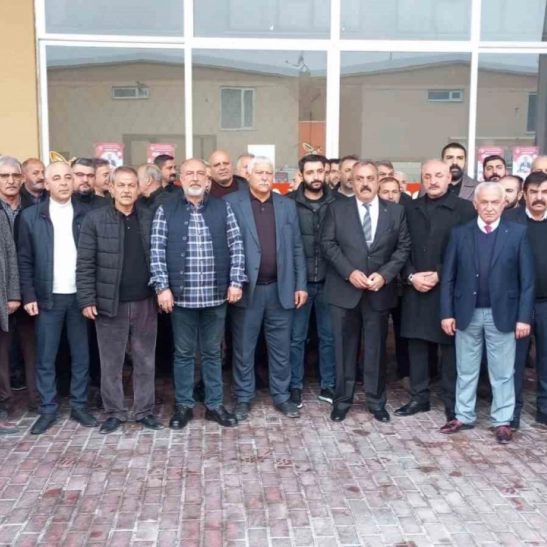 Van’da araç bataklığa uçtu: 5 yaralı