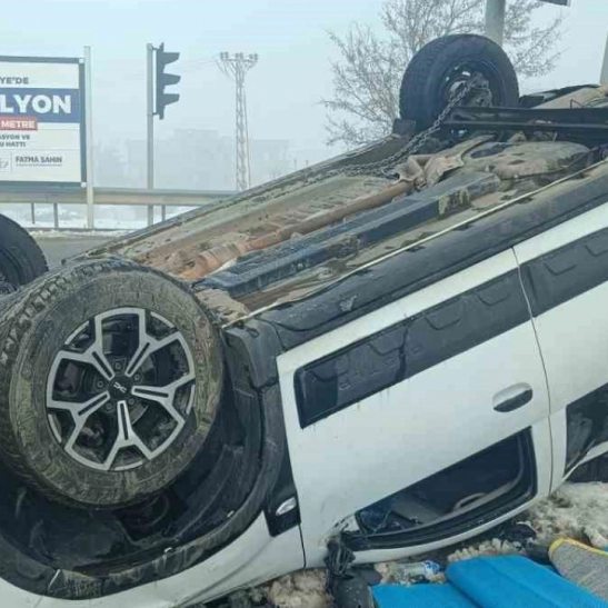 Gaziantep'te iki otomobil çarpıştı: 3 yaralı
