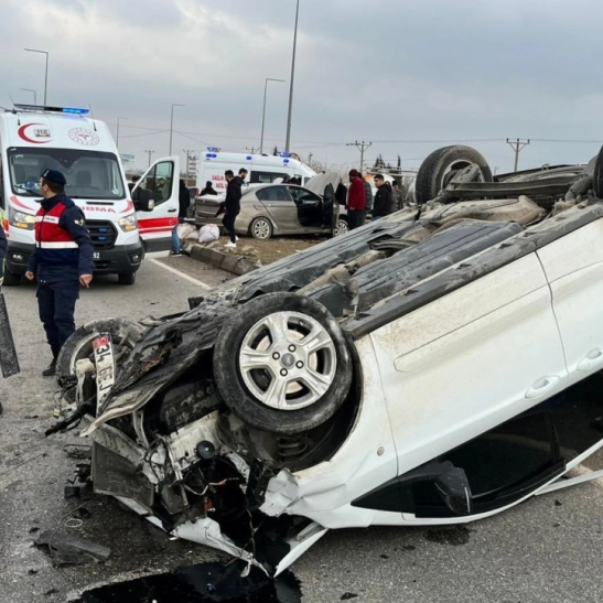 Hafif ticari araç ile otomobil çarpıştı: 6 yaralı