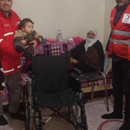 Kızılay'dan gazi eşine tekerlekli sandalye desteği