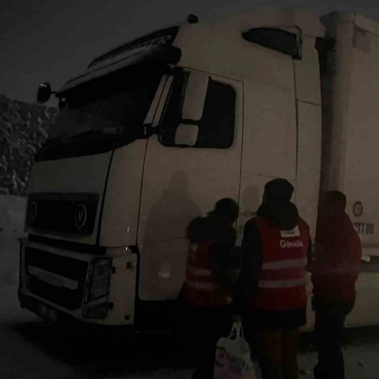 Kızılay'dan mahsur kalan sürücülere kumanya desteği