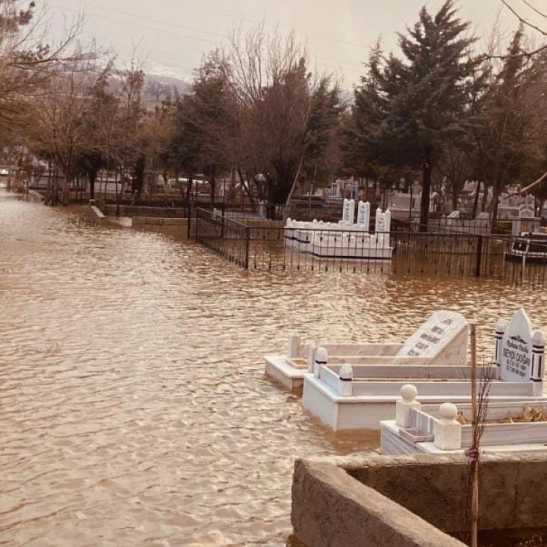Mezarlık sular altında kaldı