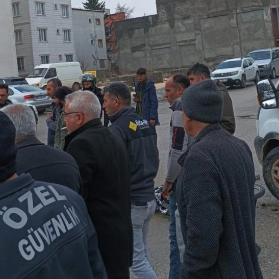 Motosikletle kamyonet çarpıştı: 2 yaralı